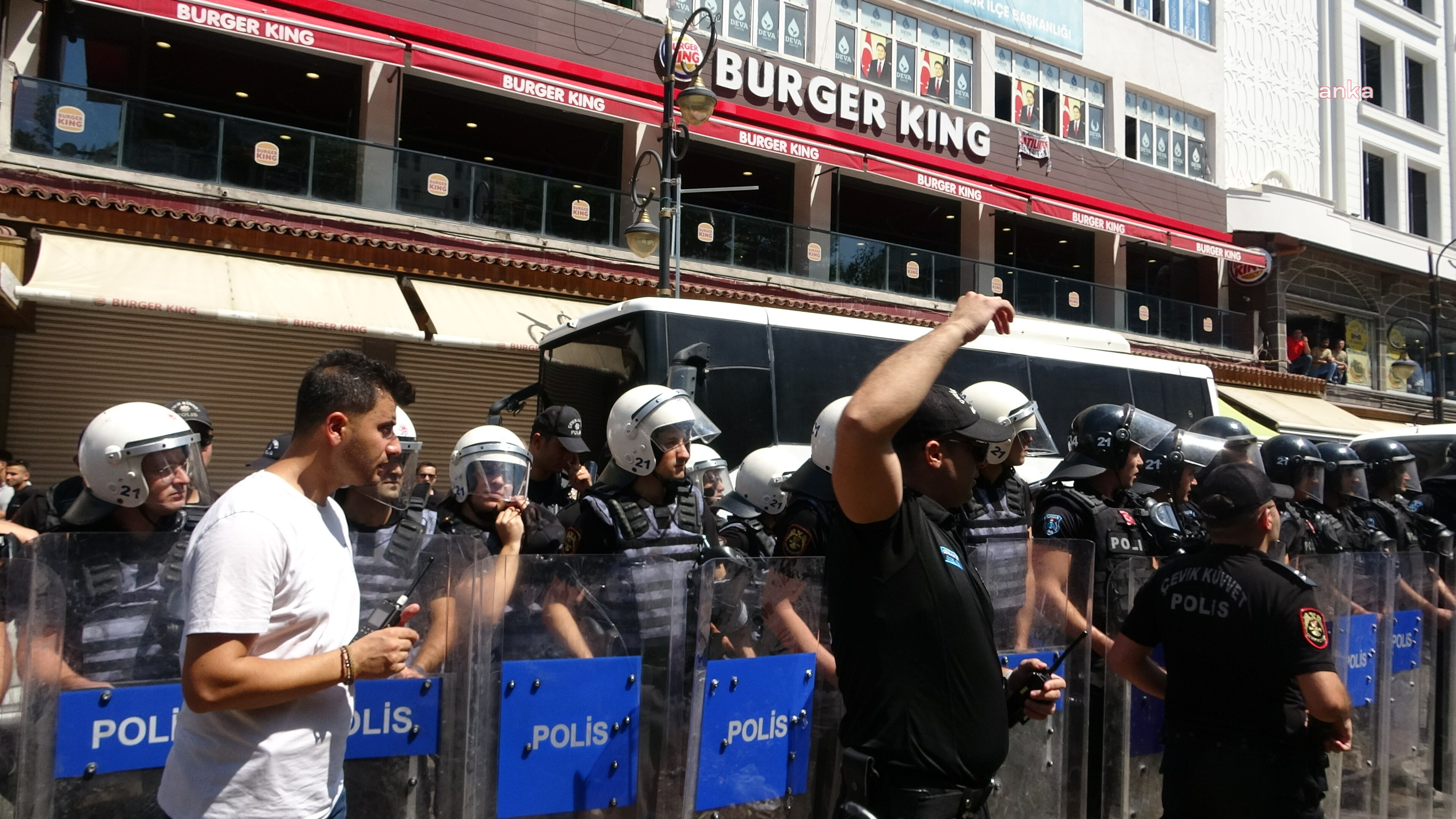 Diyarbakır’da Haniye protestosu, Burger King’e taşlı saldırı