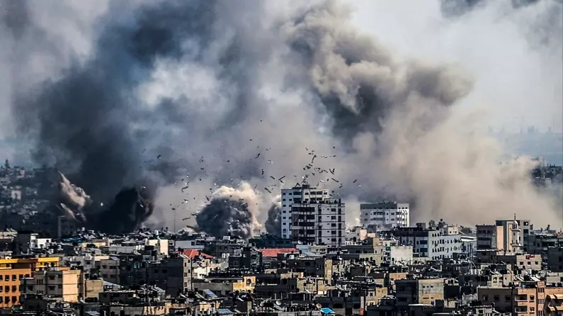 İsrail ordusu, Gazze'de insani yardım bekleyenlere saldırdı