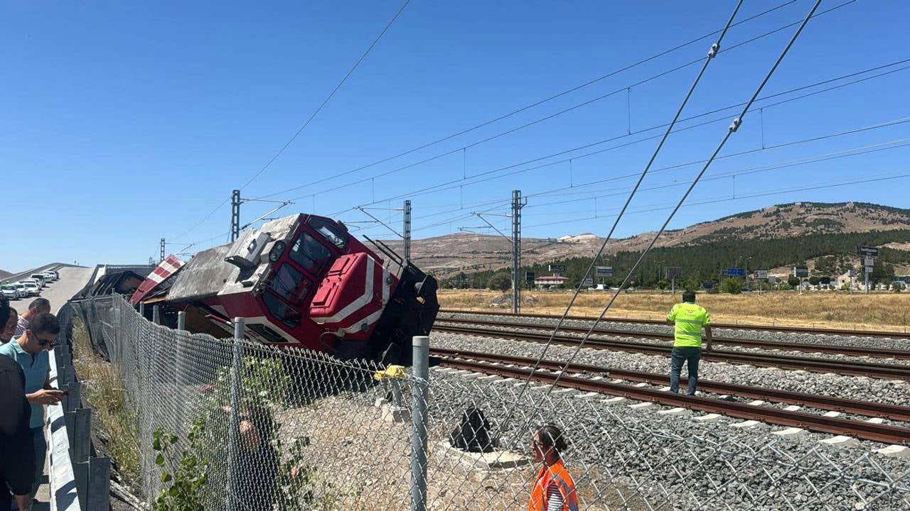 Sivas'ta kontrolden çıkan lokomotif devrildi: 2 yaralı