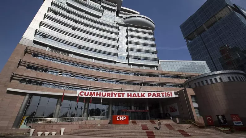 CHP, yeni Kadın Kolları Genel Başkanı'nı seçecek : Bir aday daha çekildi, yarış 2 kişi arasında geçiyor