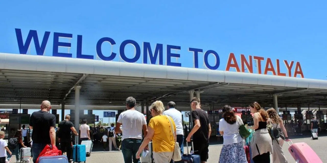 Antalya Havalimanı'na yolcu akını: Tüm zamanların rekoru kırıldı!