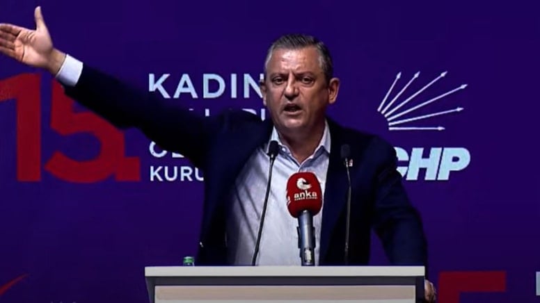 CHP Kadın Kolları Kongresinde gergin anlar: Özgür Özel’den sert çıkış "Burayı provoke ettirmem, erkekleri dışarı alın!"