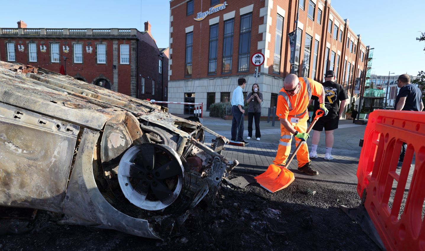 İngiltere'deki şiddet eylemlerinde 378 kişi gözaltına alındı