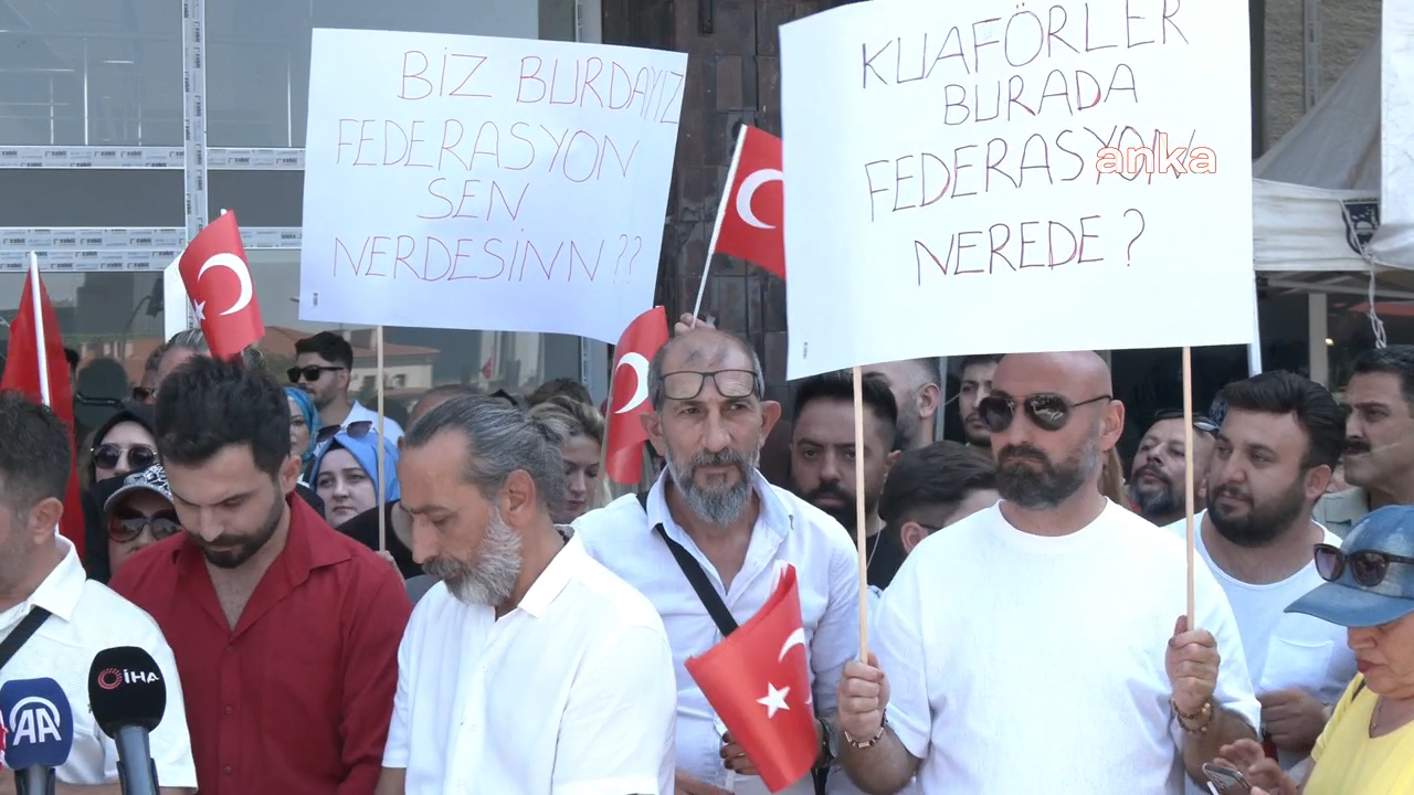 Ankaralı kuaförler iş yerlerinin "pazar günü kapalı olması" kararını protesto etti