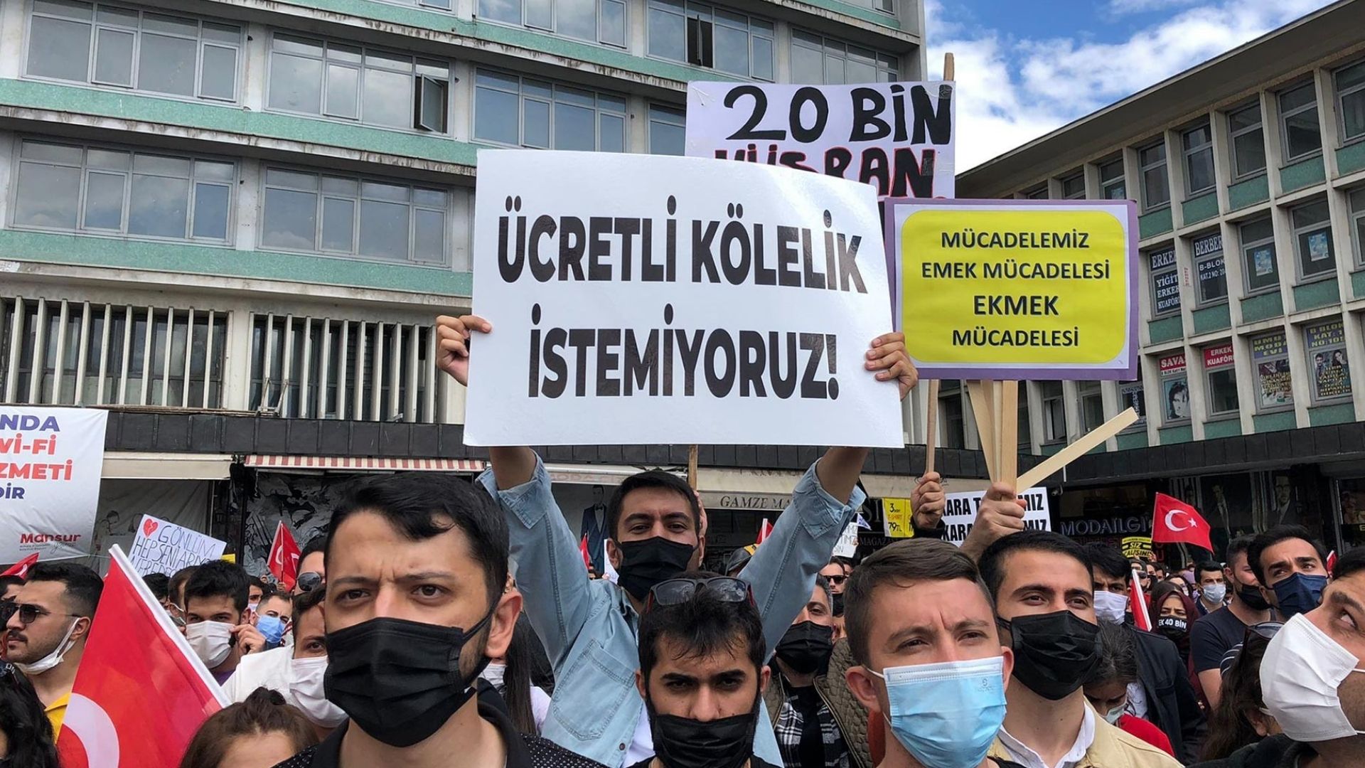 Ücretli öğretmenlik ve geçim sıkıntısı: Yaz aylarında öğrencilerinin ailelerinin tarlarında çalışıyorlar