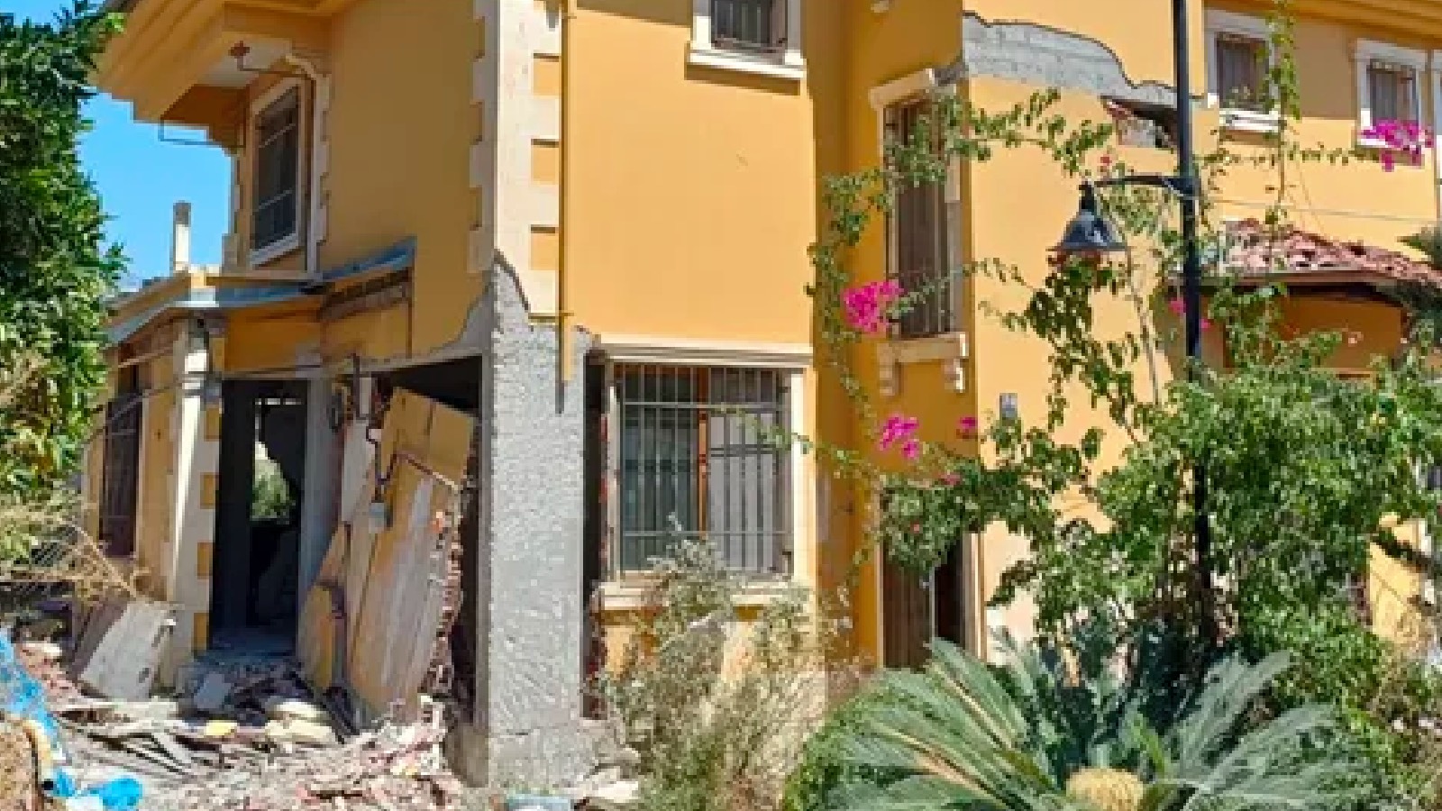 Antakya’da ruhsatlı evler yıkılmak istendi, vatandaşlar valiliği arayıp yıkımı durdurdu: “Yanlışlık oldu”