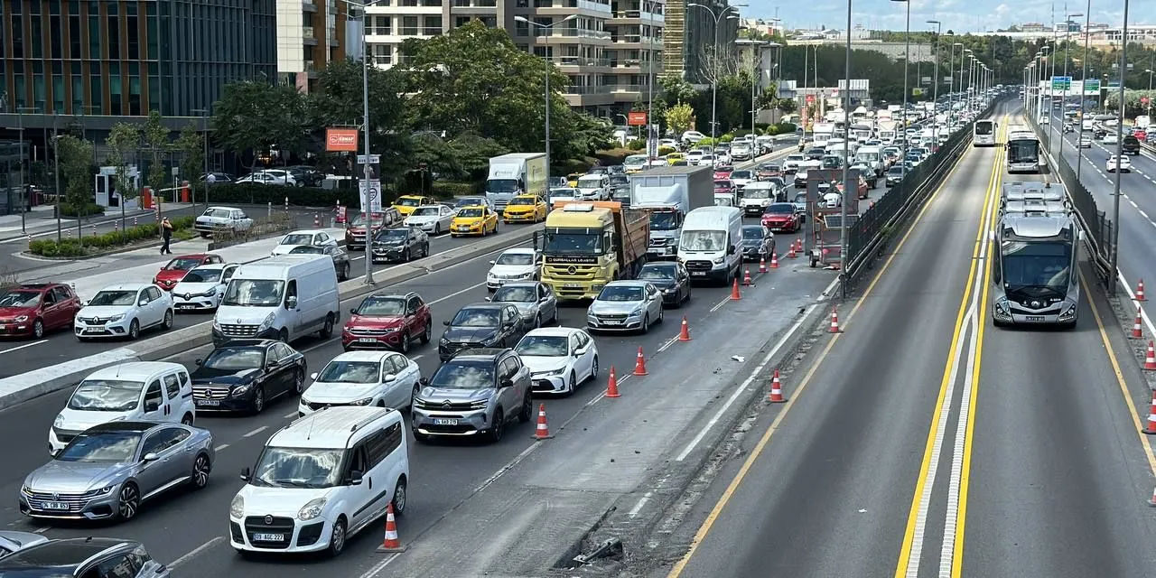 İstanbul'da 45 gün sürecek 'beyaz yol' çalışması: Kadıköy istikametindeki şerit sayısı düşürüldü!