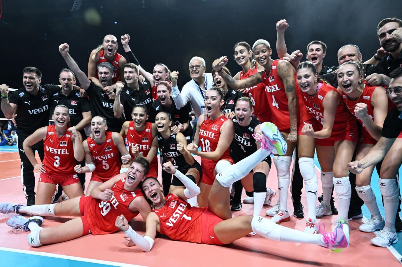 Akit yazarı Maden: Kadın voleybolu caiz değil, milli değiller, Ebrar eşcinsel