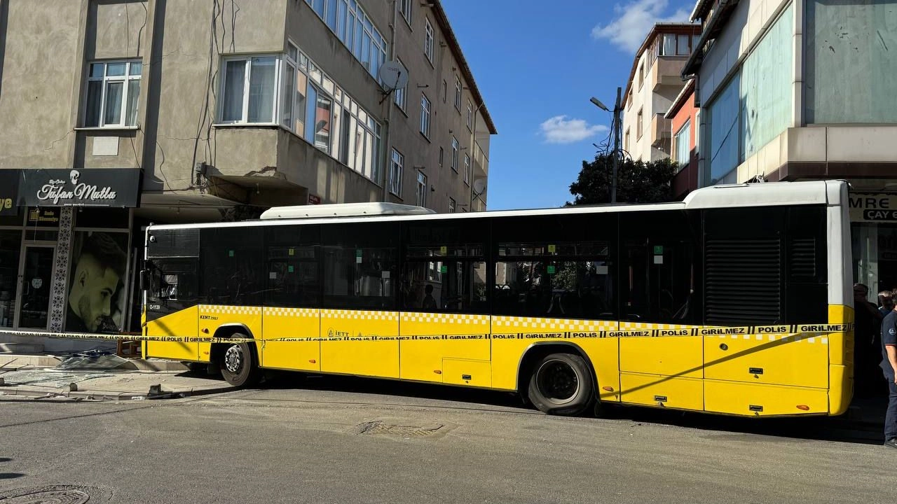 Pendik'te İETT otobüsünün 4 katlı binaya çarptı