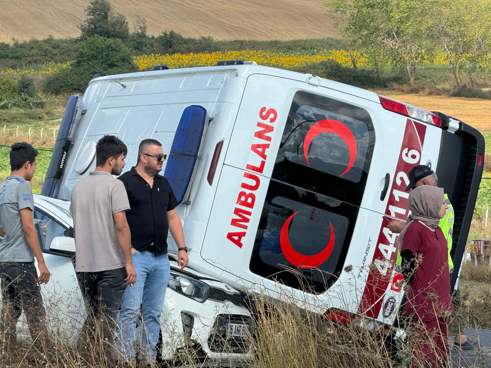 Arnavutköy'de otomobil ile ambulans çarpıştı