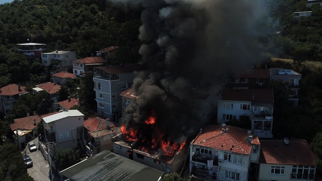 Bursa'da 3 katlı binada yangın