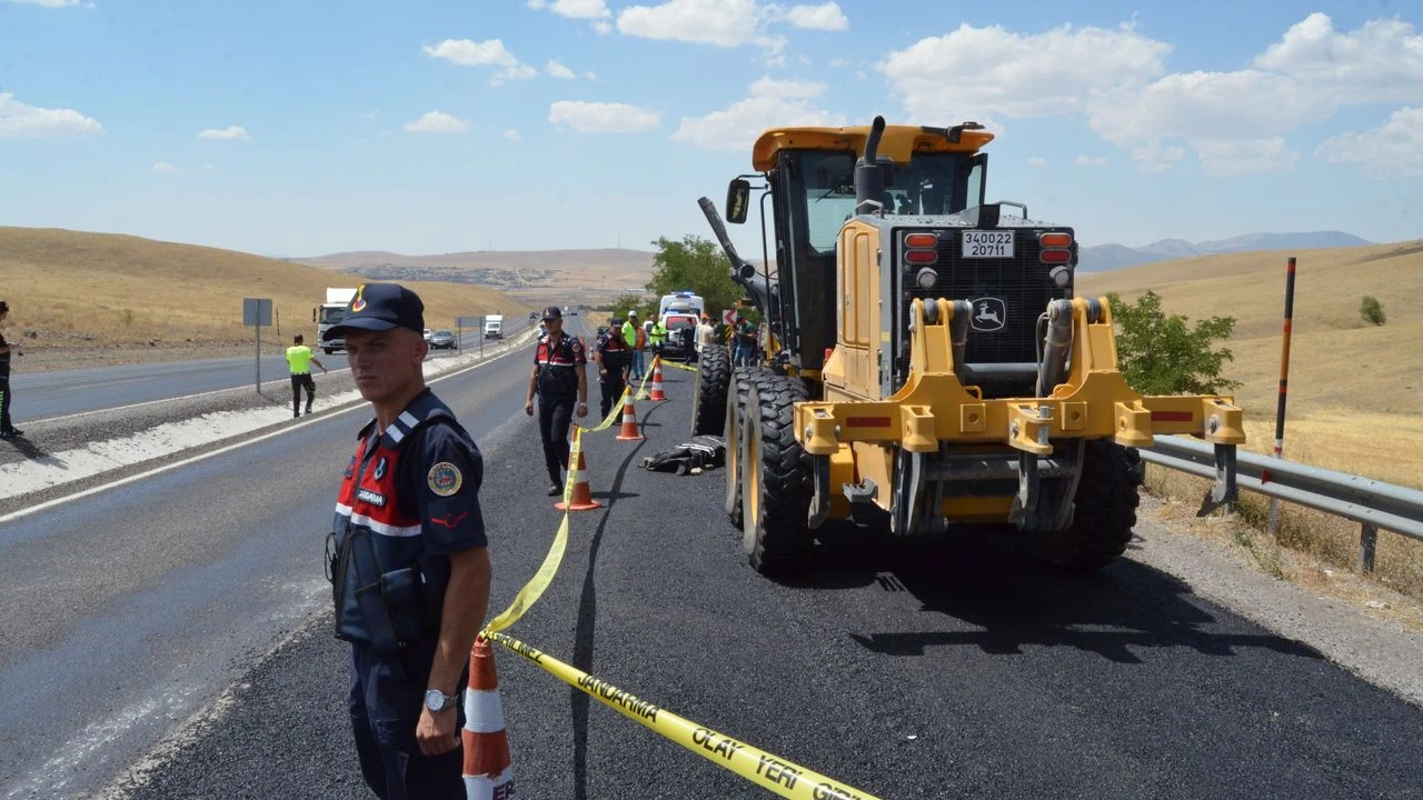 Asfalt çalışmasında greyderin altında kalan 61 yaşındaki işçi öldü