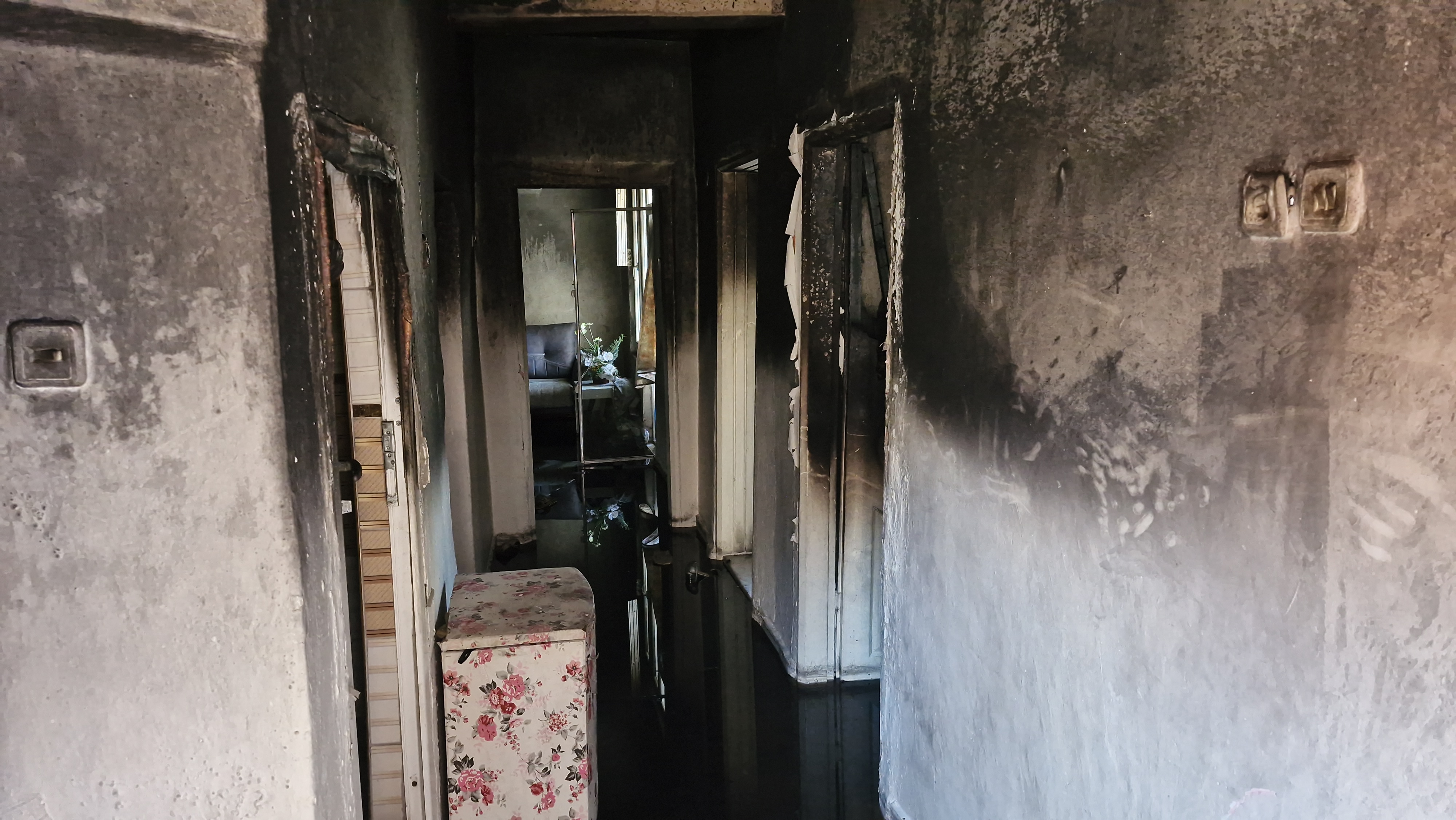 Eşinden ayrı yaşayan kadın eşyalarını almaya geldiği evi ateşe verdi, kendi yandı