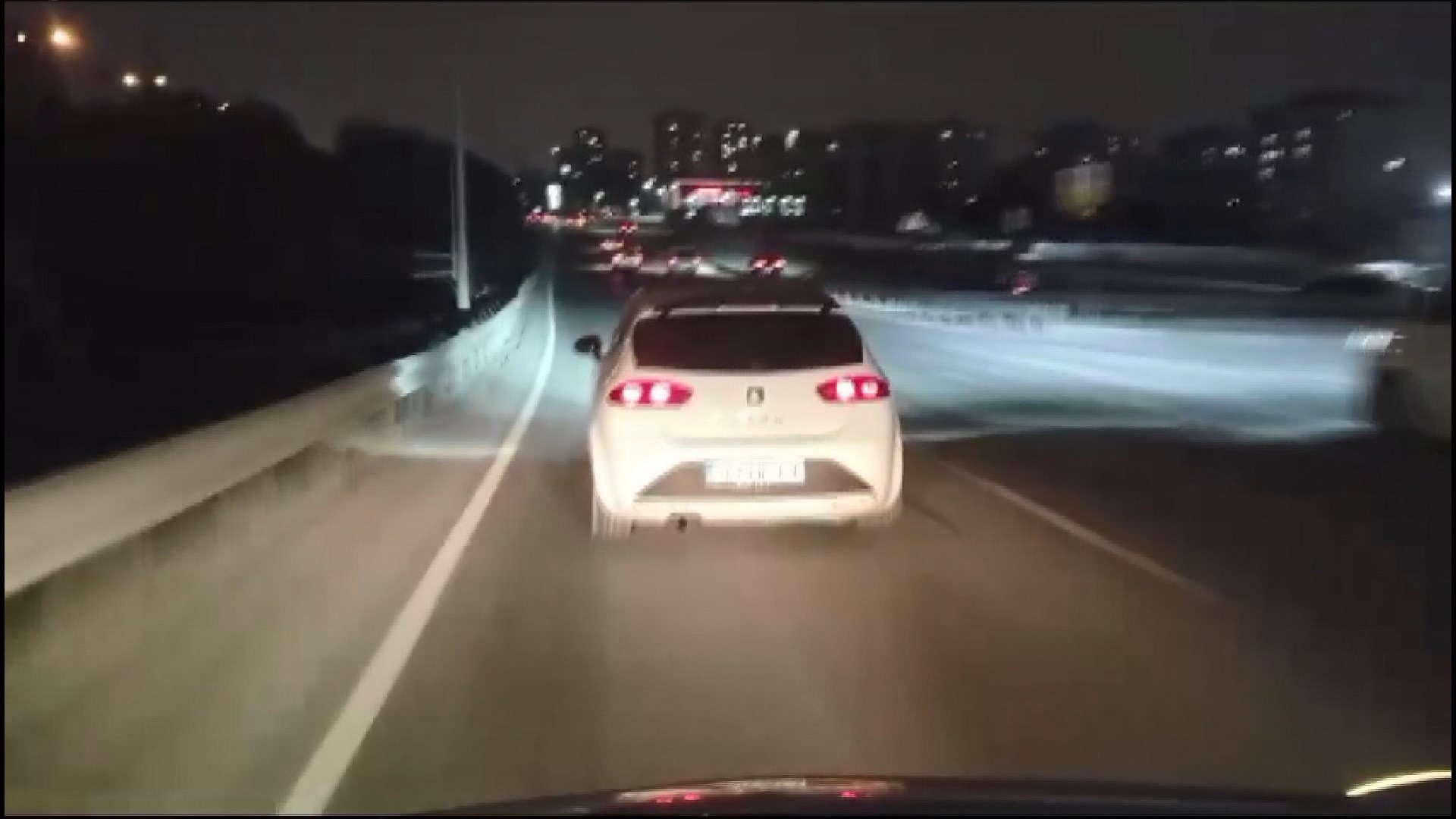 Sol şeritte panikleyince kaza yaptı: Sürücüye küfretti