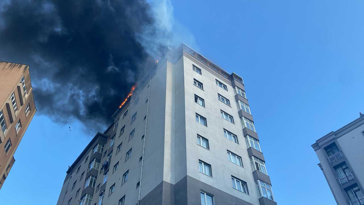 Kağıthane’de 13 katlı binanın çatısında bilinmeyen bir nedenle yangın çıktı