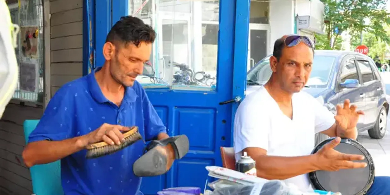 Manisa'da tamire gelen müşteriye özel darbuka resitali