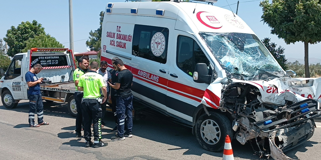 Tankere çarpan ambulansın sürücüsü ile 2 acil tıp teknisyeni yaralandı