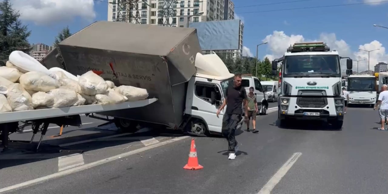 TEM Otoyolu'nda kamyonet devrildi; trafik durma noktasına geldi