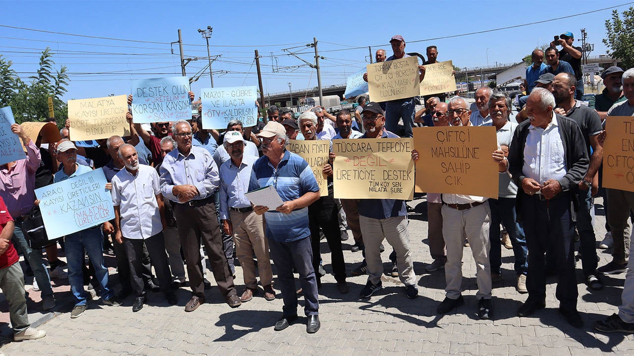 Malatyalı üreticiler TMO önünde kayısı fiyatlarının düşmesine tepki gösterdi