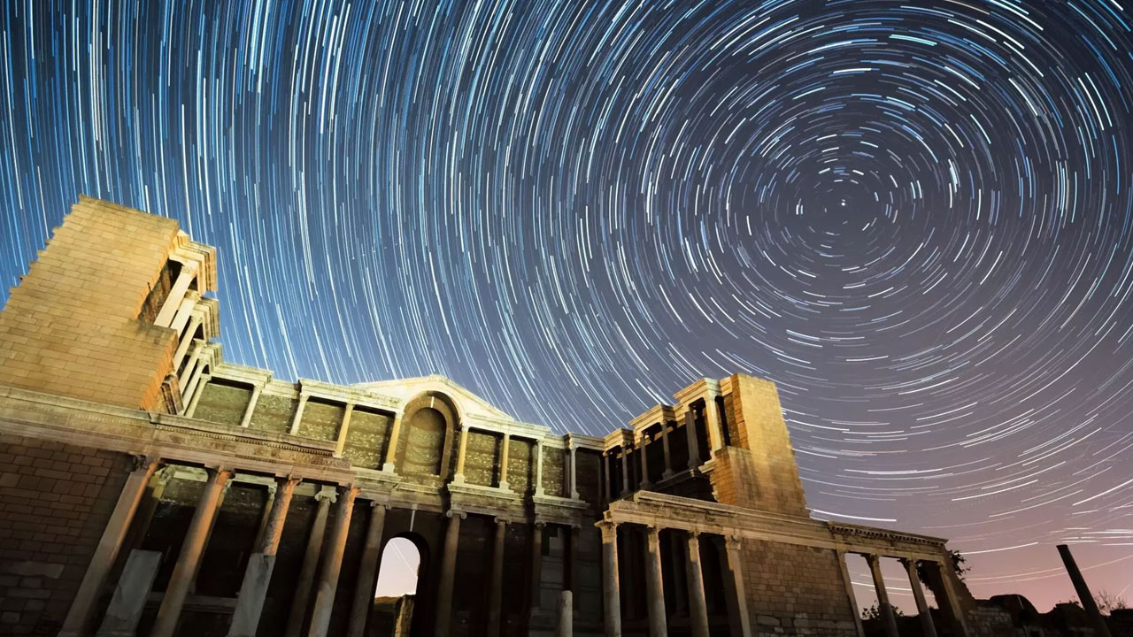 Sardes Antik Kenti'nde eşşiz görüntüler: Samanyolu ve perseid meteor yağmurunun buluşması izleyenleri büyüledi
