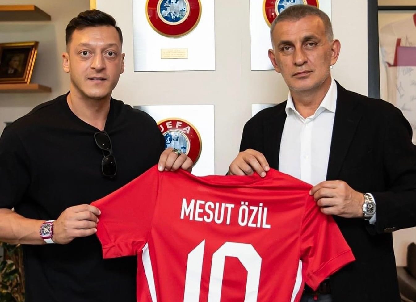 Mesut Özil’den Hacıosmanoğlu’na sürpriz ziyaret