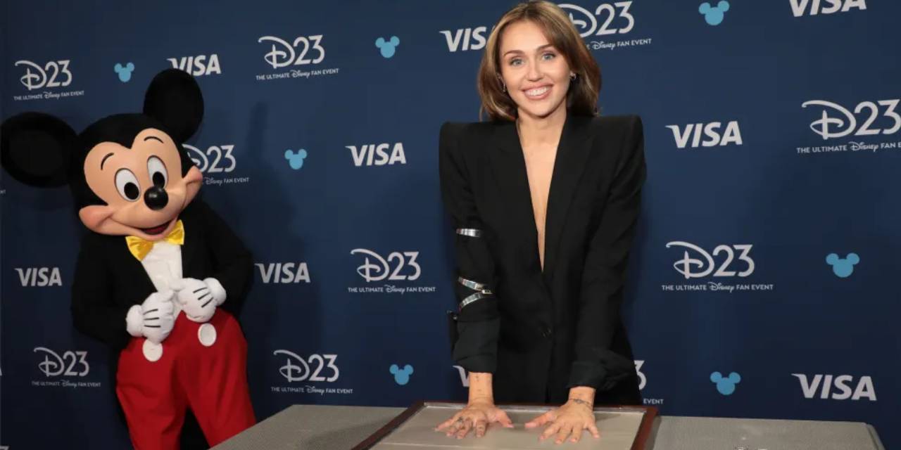Miley Cyrus, Disney'in "en genç efsanesi" seçildi