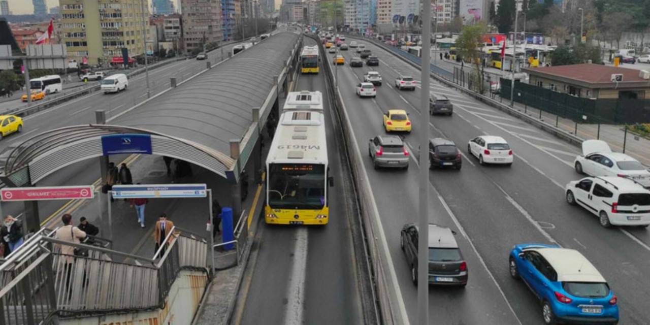 Metrobüs hattındaki "beyaz yol" çalışması yeniden başladı: İki şeride düşecek