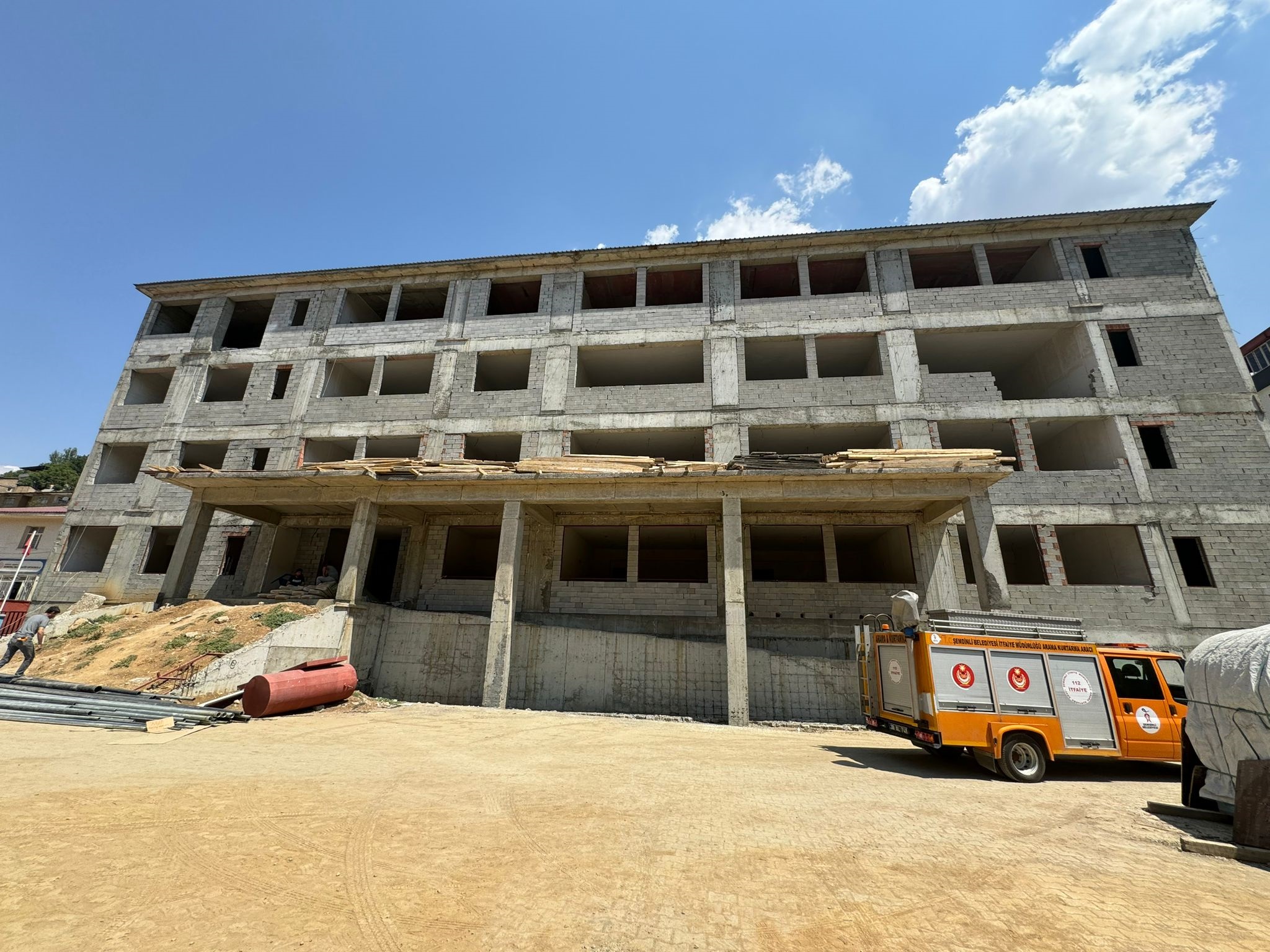 Hakkari'de iş cinayeti: Okul inşaatının asansör boşluğuna düşen bekçi öldü