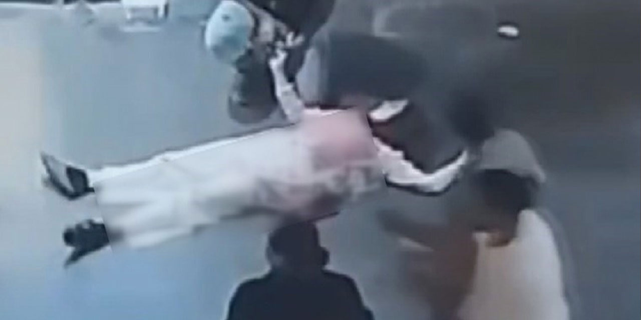 Sokak ortasında erkek şiddeti! Eşini sokak ortasında bıçakladı