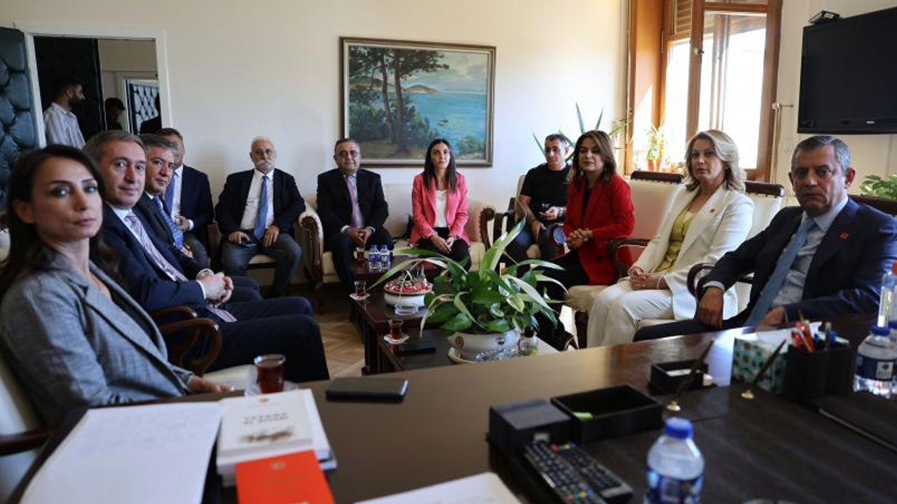 Özgür Özel, Meclis'te saldırıya uğrayan Gülüstan Koçyiğit’i ziyaret etti