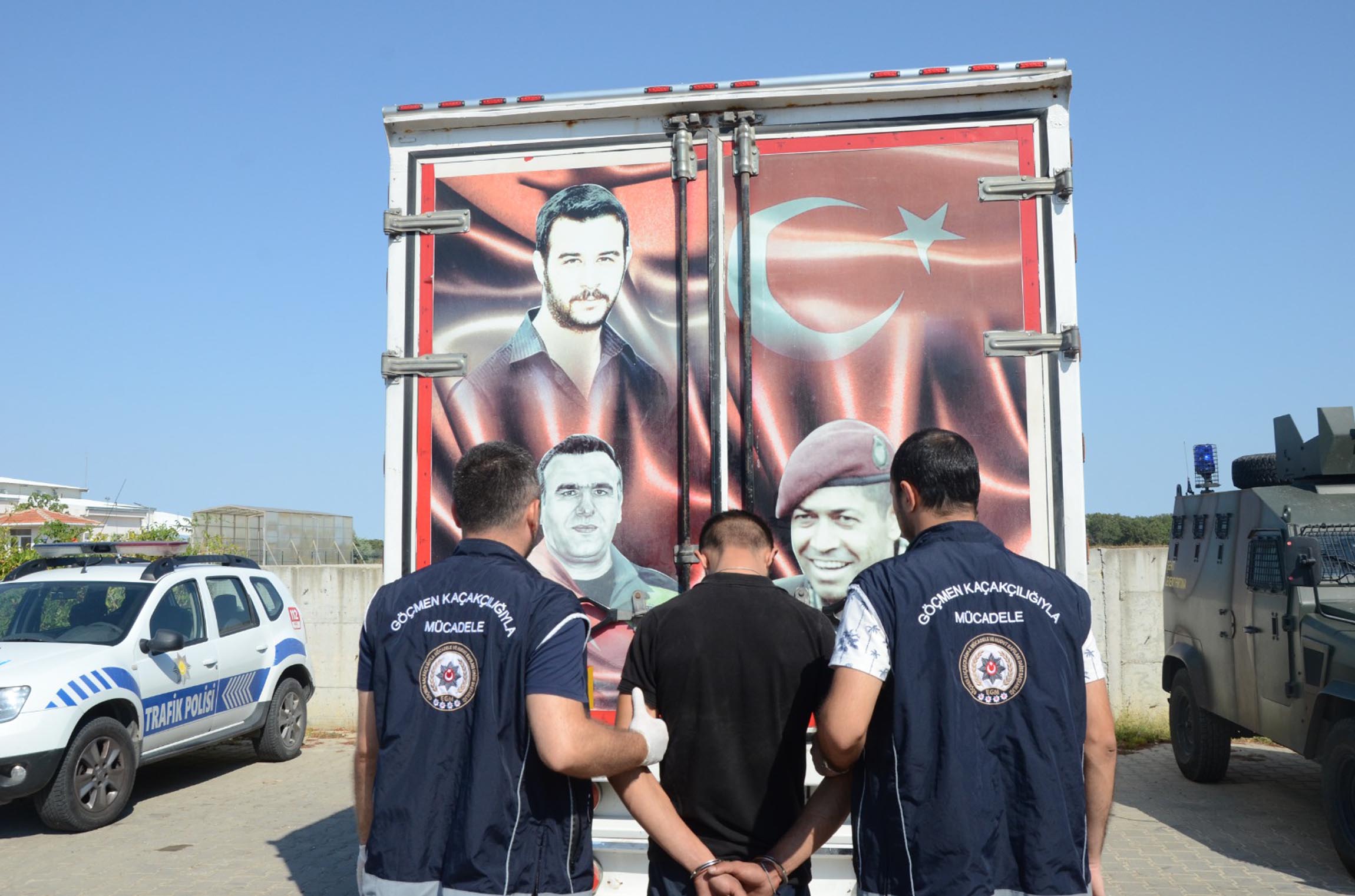 Üzerinde Fırat Çakıroğlu ve şehitlerin fotoğrafları bulunan kamyonetle kaçak göçmen taşıdılar