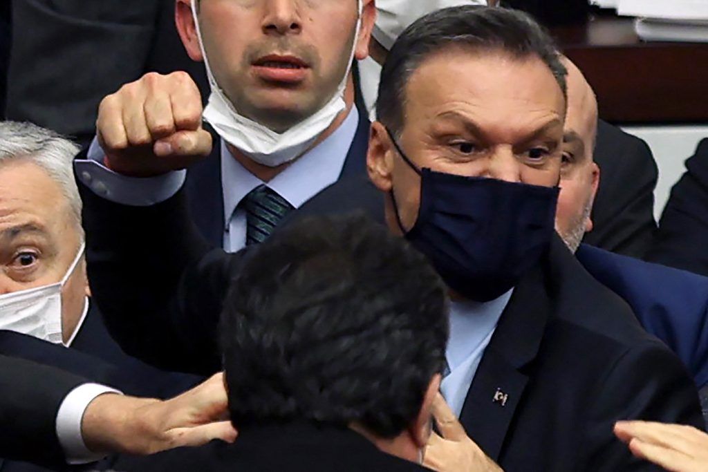 AKP’li Alpay Özalan dün Ahmet Şık’a saldırmıştı: Bugün iki gazeteciyi hedef aldı