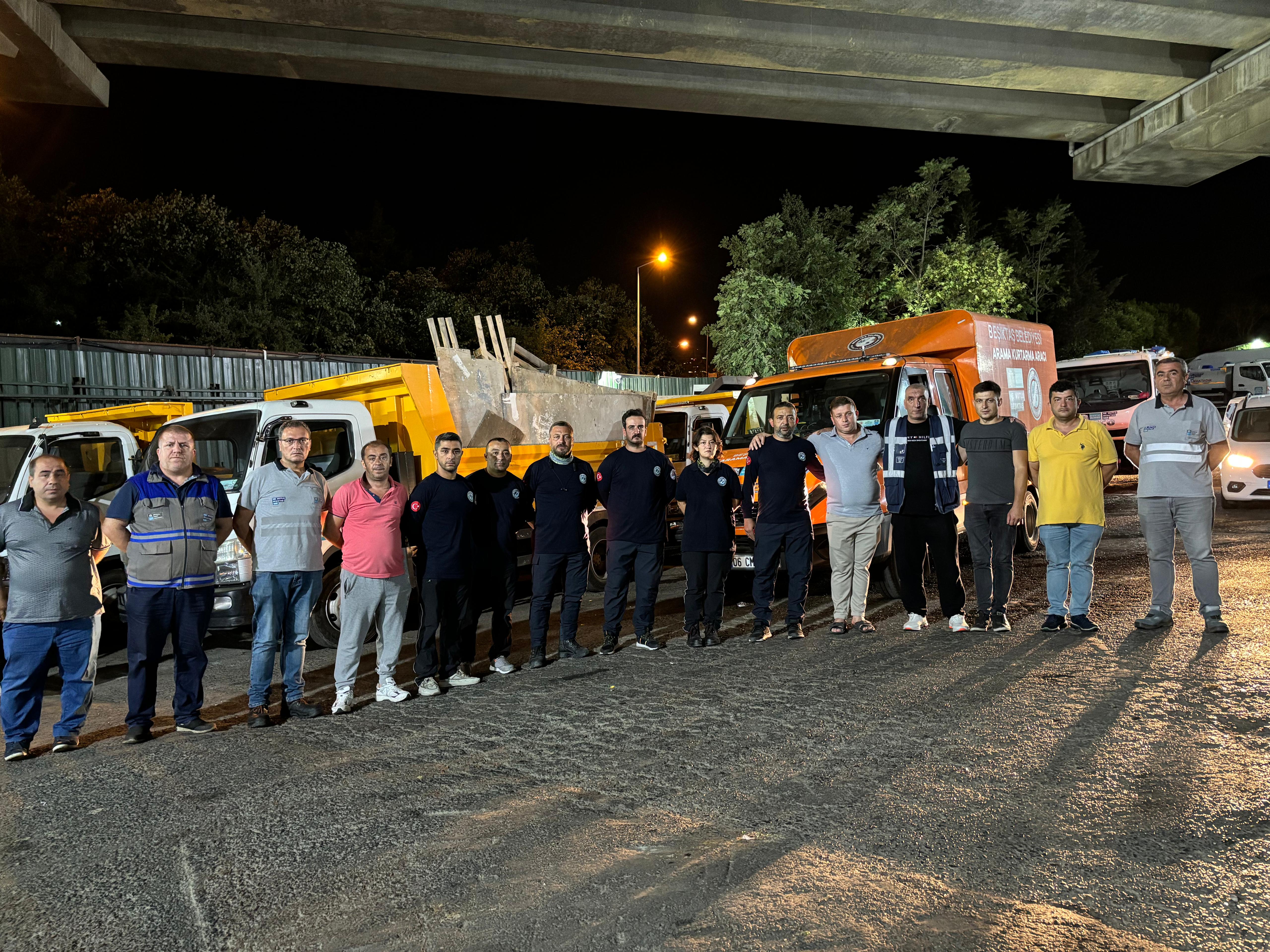 Beşiktaş Belediyesi İzmir'e destek için gece yola çıktı