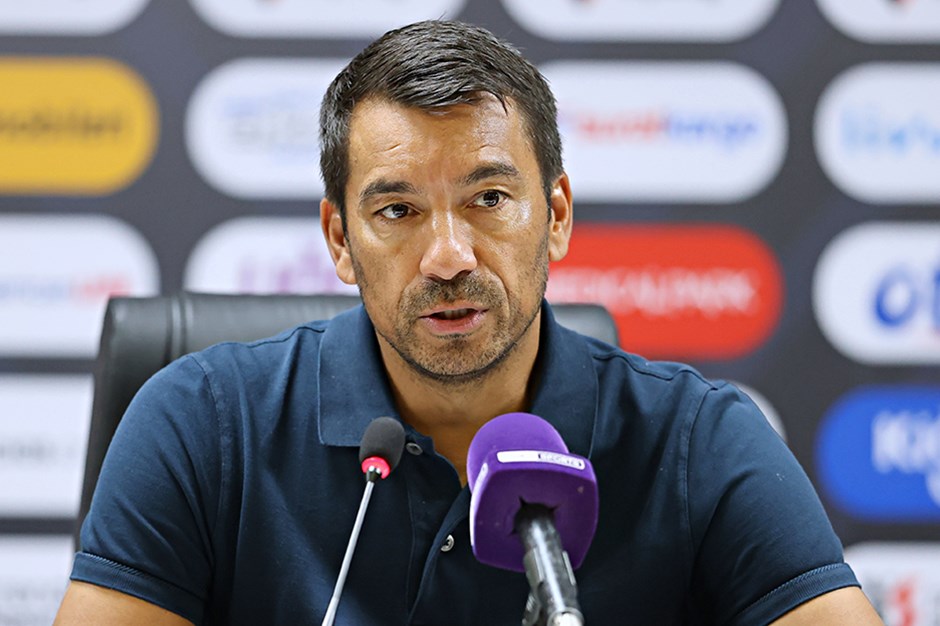 Van Bronckhorst’tan Semih ve Mustafa açıklaması