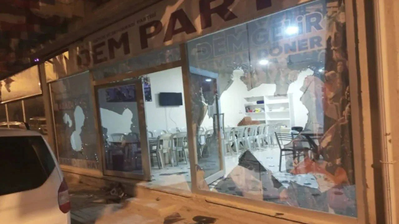 Bursa'daki DEM Parti bürosuna baltalı saldırı