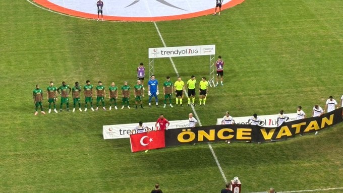 Amedspor, evindeki ilk maçı kaybetti; İstanbulspor 'Önce vatan' pankartıyla sahaya çıktı