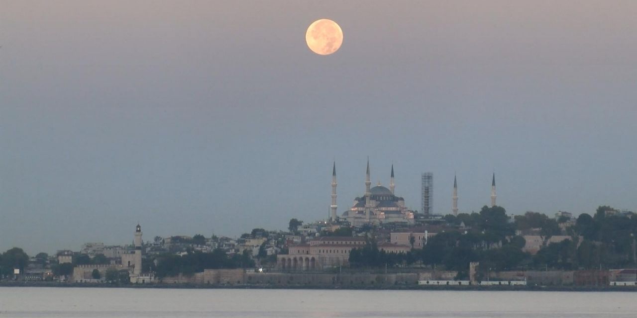 Süper Ay İstanbul'da görsel şölen oluşturdu