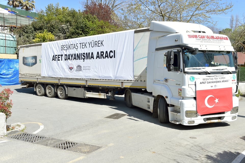 Beşiktaş belediyesi depremzedelerin yaralarını sarmaya devam ediyor