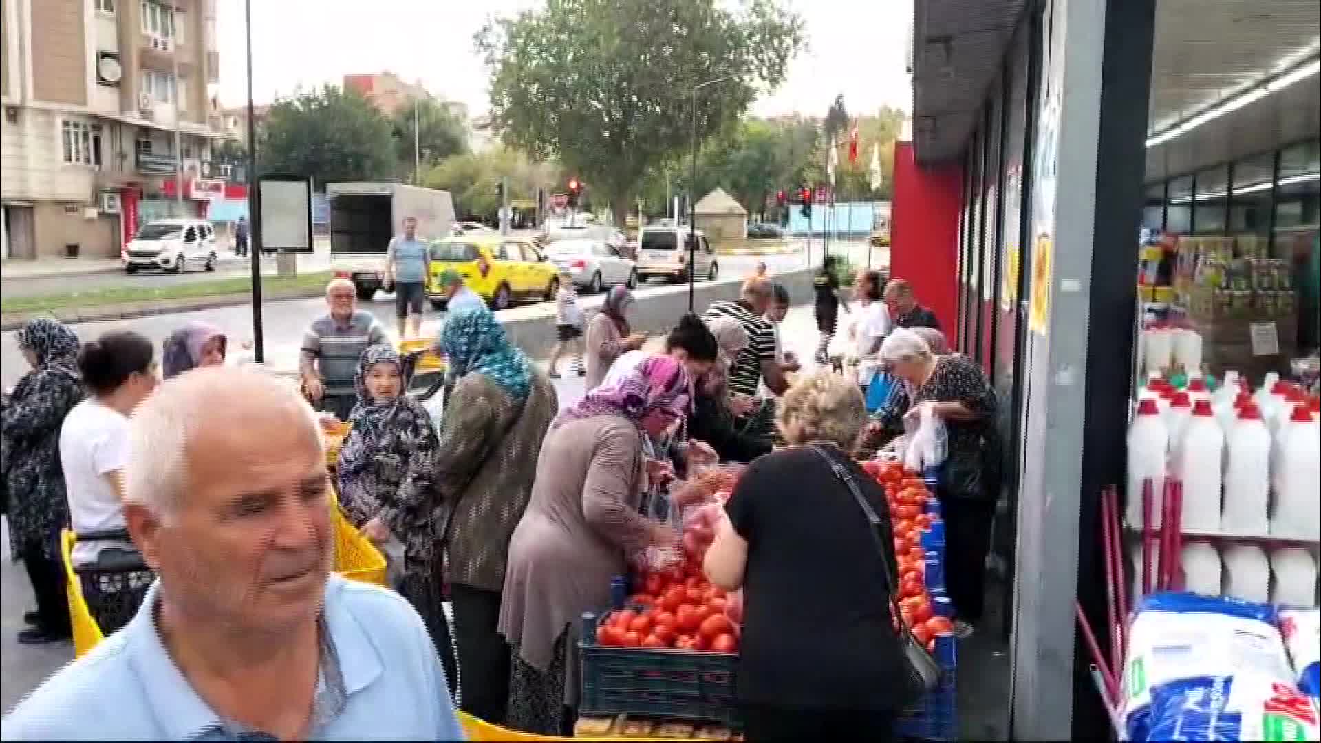 Domates üreticilerinin eylemleri sürerken: Edirne’de vatandaşlar ucuz domatese akın etti