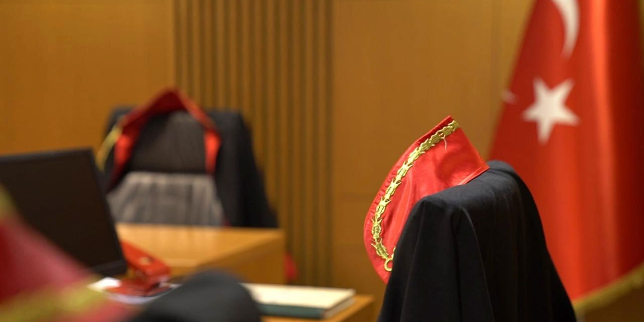 İddia: "Ben savcıyım" dedi sokak ortasında avukata silah çekti