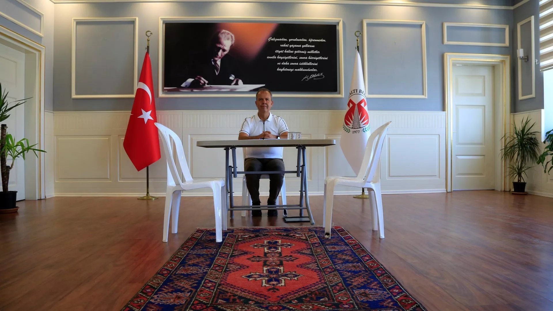 Makam odasına haciz gelen başkan, plastik sandalye ve masada görevini sürdürüyor