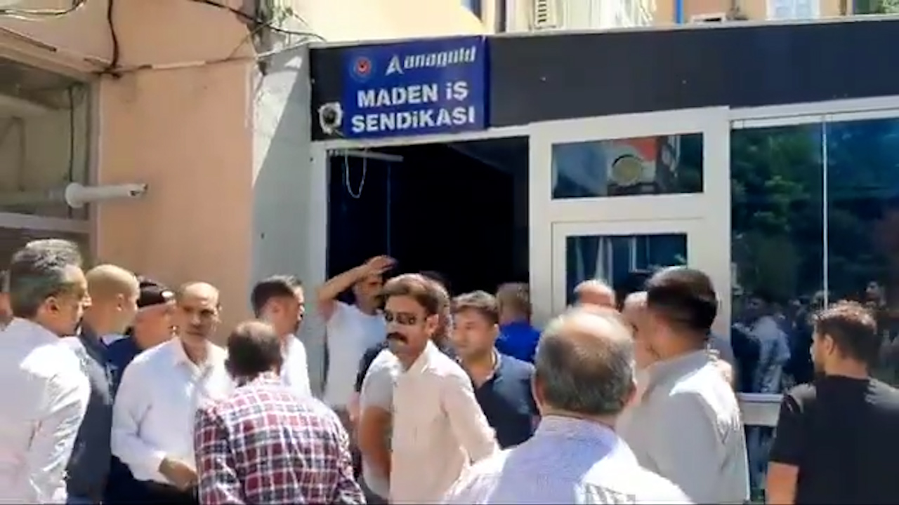 İliç'te işten çıkarılan işçiler ve aileleri yol kapattı, örgütlü sendikayı protesto etti