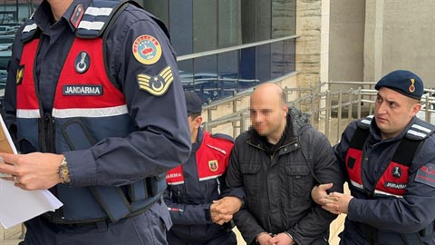Polislere direnip bir kadına hakaret ettiği için müdür yardımcısı açığa alındı