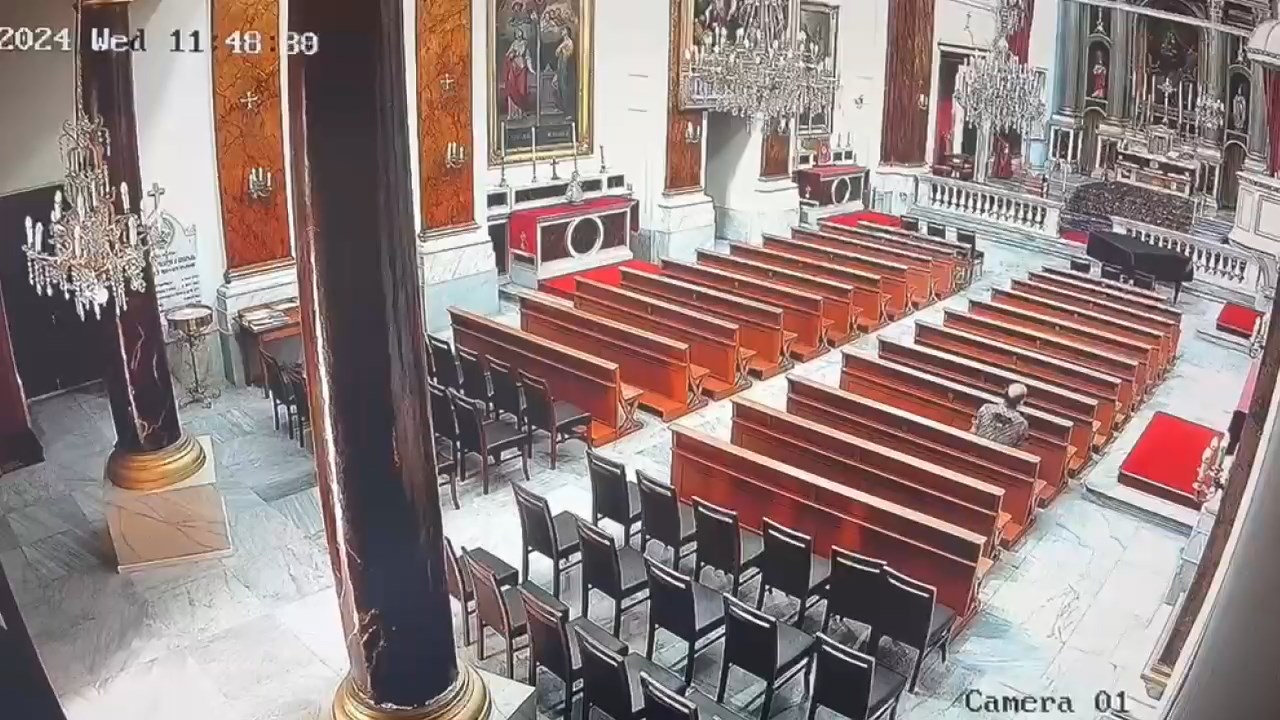 Kiliseden haç çaldı, 'sevgilime verecektim' dedi