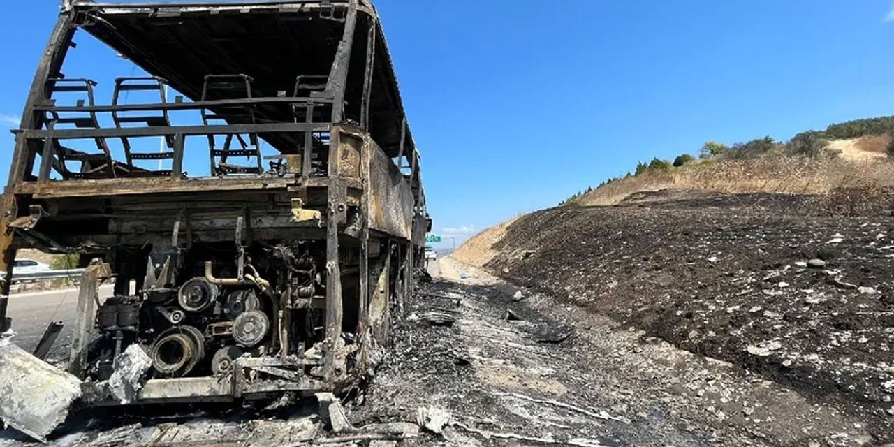 Seyir halindeyken alev alan yolcu otobüsü yandı