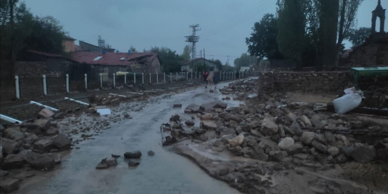 Kayseri'de sel ve heyelan felaketi: Mahsur kalan 40 vatandaş kurtarıldı, bir kişinin cansız bedeni bulundu