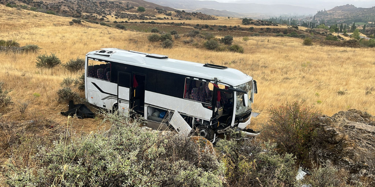 Düğüne gidenleri taşıyan midibüs devrildi: 27 yaralı