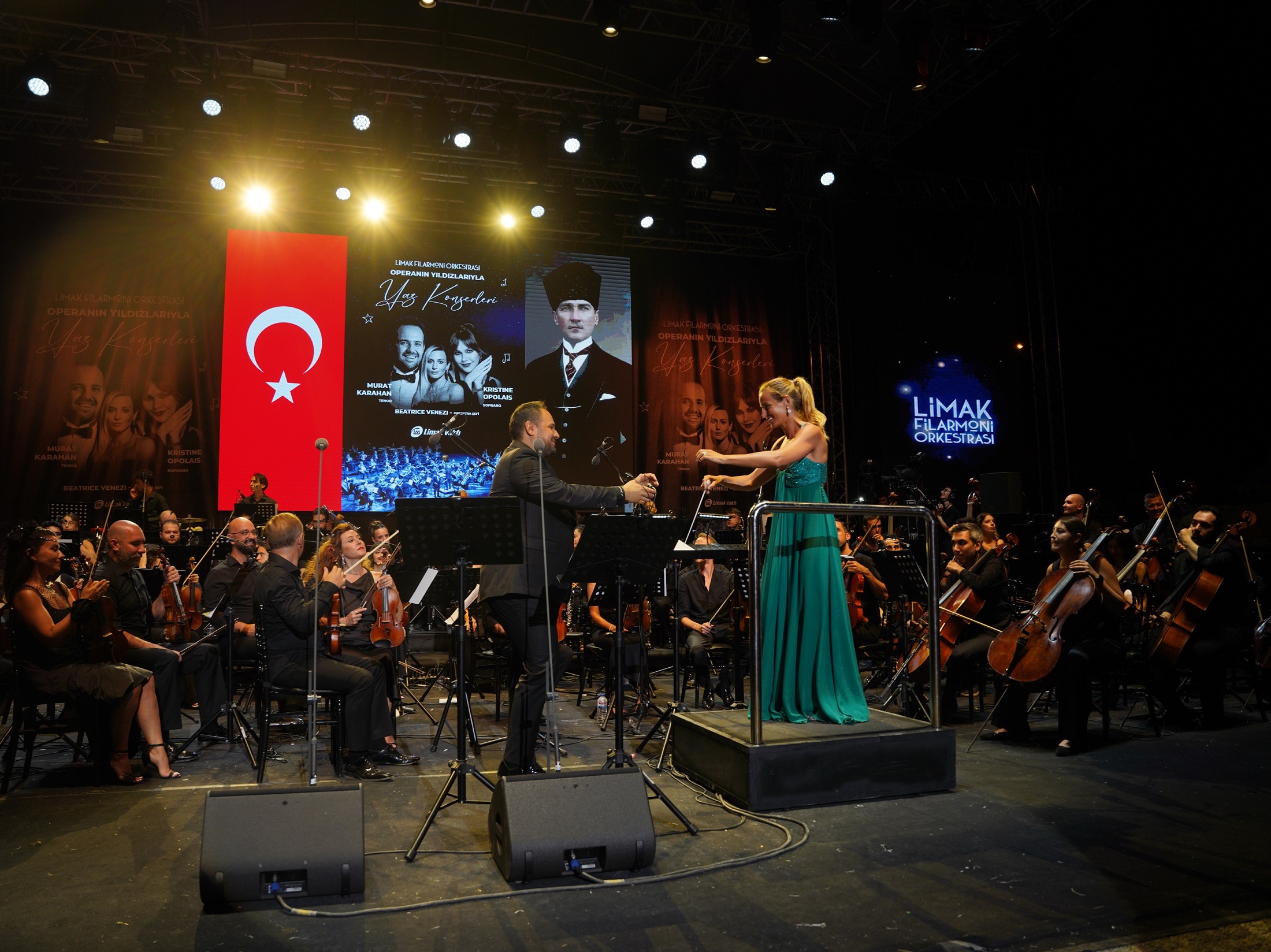 2 bin 500 yıllık tiyatrodaki konserde Limak Filarmoni Orkestrası ile Murat Karahan dakikalarca ayakta alkışlandı