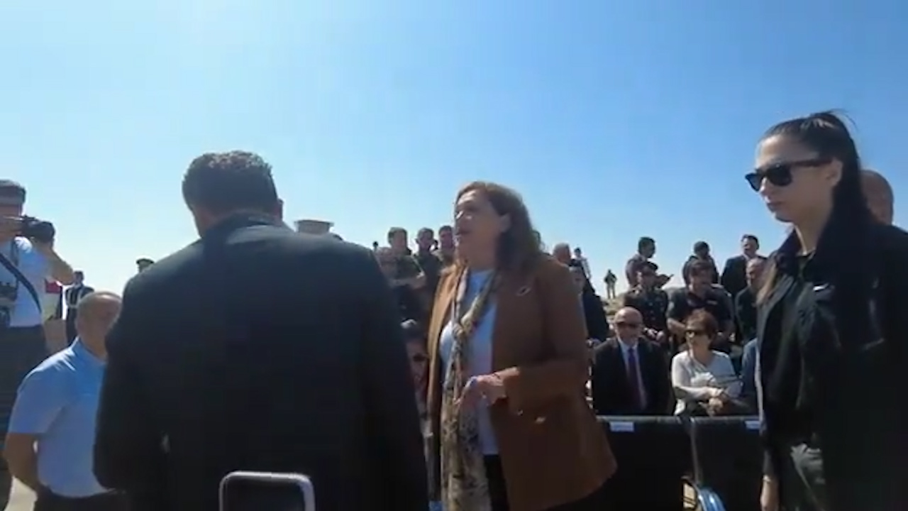 CHP’li Belediye Başkanı Burcu Köksal’ın plastik sandalye tepkisi