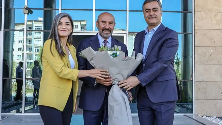 Tunç Soyer’den Van Büyükşehir Belediyesi’ne ziyaret: Tek bir çaremiz var dayanışma